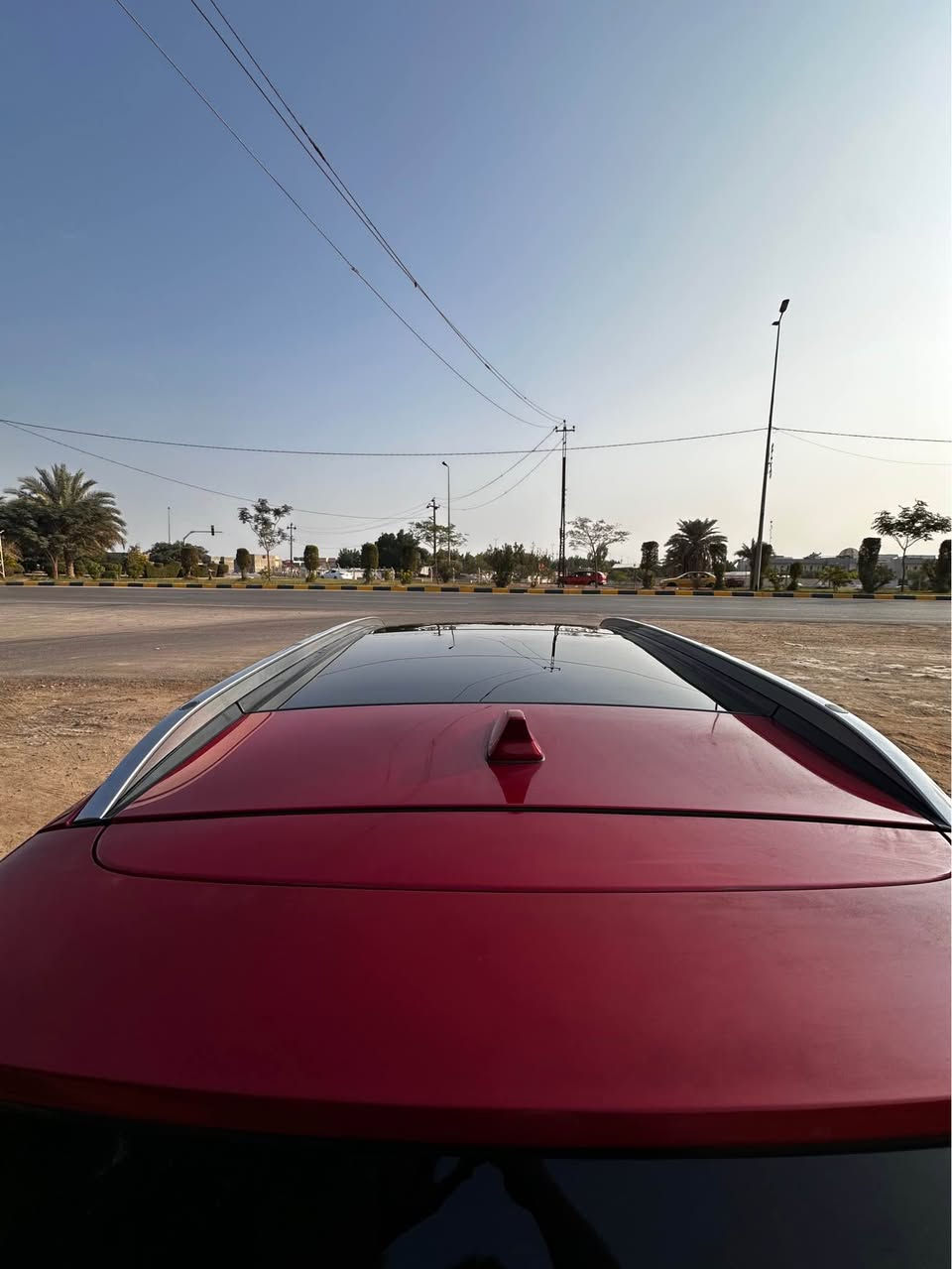 للبيع: هيونداي سنتافي 2020 
المواصفات:
• موديل: 2020
• المحرك: 2500cc
• نظام الدفع: HTRAC (دفع رباعي مستمر)
• المسافة المقطوعة: 81 ألف كم (قابلة للزيادة)
• اللون: أحمر مميز
• الرقم: بغداد خصوصي
المميزات:
• فتحة سقف بانوراما
• بصمة تشغيل وأبواب
• شاشة كبيرة، كاميرا، وحساسات
• داخلية جلد أسود نظيفة جداً
• تحكم ستيرن وكراسي كهرباء
• تكييف مركزي وويلات 18 إنش
حالة البدن (حسب تقرير السونار المرفق):
• صبغ في البنيد
• نصف الجنطه كلير 
• صبغ الجاملغ الخلفي 
• الجانب الأيسر: خدوش وتكحيلات بسيطة
السعر والمعلومات:
• السعر: 180 ورقة (18,000$) وبيها مجال بسيط
• المكان: بابل - الحلة - حي الجزائر
• رقم الهاتف: *********** حلة, بابل
