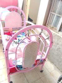 سرير طفل مستعمل مع الفراش وكومديات عدد 2 للبيع بسعر 25 ألف المكان بغدا...