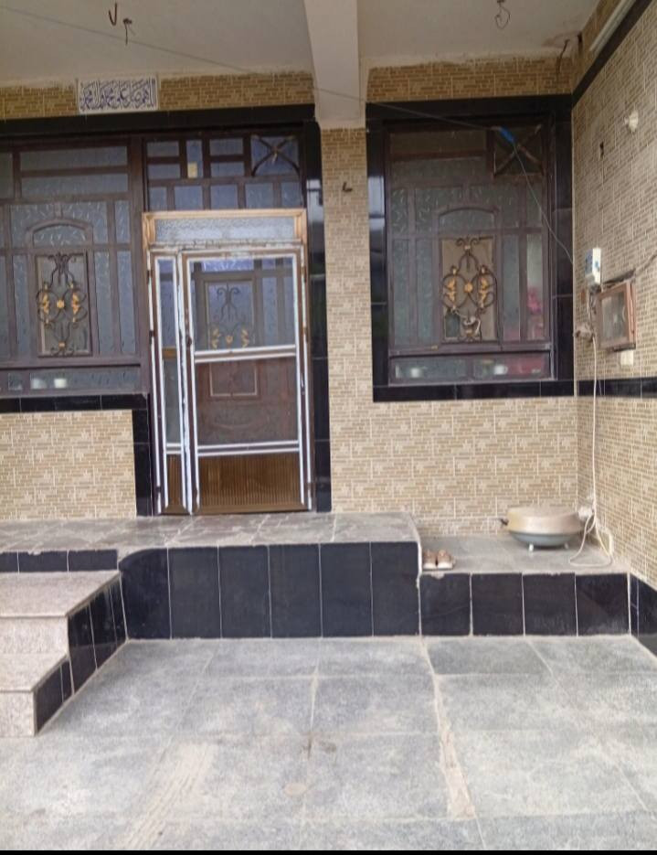 ياالله السلام عليكم 
بيت طابو زراعي سند ٢٥ مساحة ٢٠٠ متر10x20 
العنوان حي الطياره قرب مدينه العاب المدهش يبعد عن شارع ستين ١٥٠ متر 
بناء حديث يحتوي على ٤ غرف نوم 
ومجمع صحيات في كل طابق 
ومطبخ كلدور مفتوح نضام خليجي ومطبخ حار 
ويحتوي على حديقه وكراج سيارة 
الطابق الثاني مشتمل يحتوي على ٣ غرف ومجمع صحيات ومخزن 
والطابق الثالث يحتوي على بيتونه ومخزن منفصل مع سطحين 
للاستفسار اكثر الاتصال على الرقم ***********
