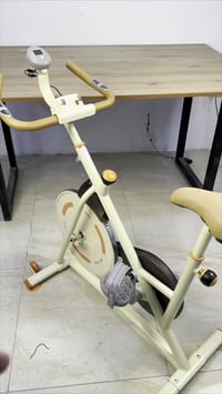 دراجة منزلية • مقعد قابل للتعديل • شاشة رقمية