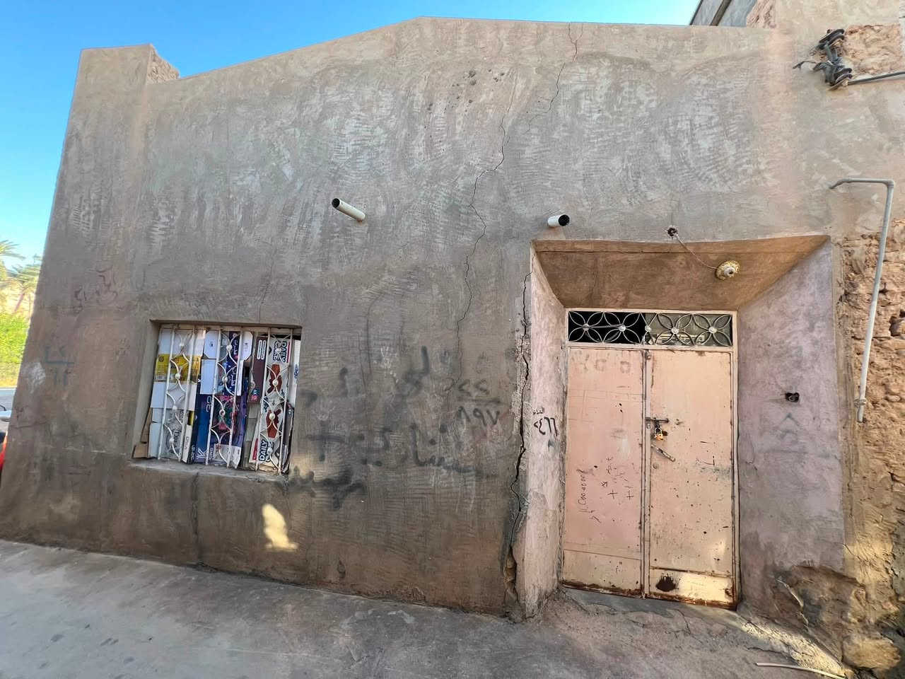 مساحه ٩٧ متر ورث مكفول طابو
الموقع بروانه بالقرب من مدرسة المأمونيه 
للطلب واستفسار واتساب  ***********
