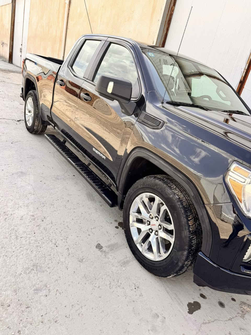 السلام عليكم 
جمسي سيرا 2021 رقم بغداد بسمي 
مواصفات عادية محرك ٨سلندر٥٣٠٠ باب قصير بدي طويل
حادثه باب وجاملغ عكس السايق وهنا صار بيها شخط على طول البدي وانصبغ وصوره قبل الصبغ والعمل موجود 
السعر ٢٧٥ورقة 
بغداد شارع فلسطين 
***********
