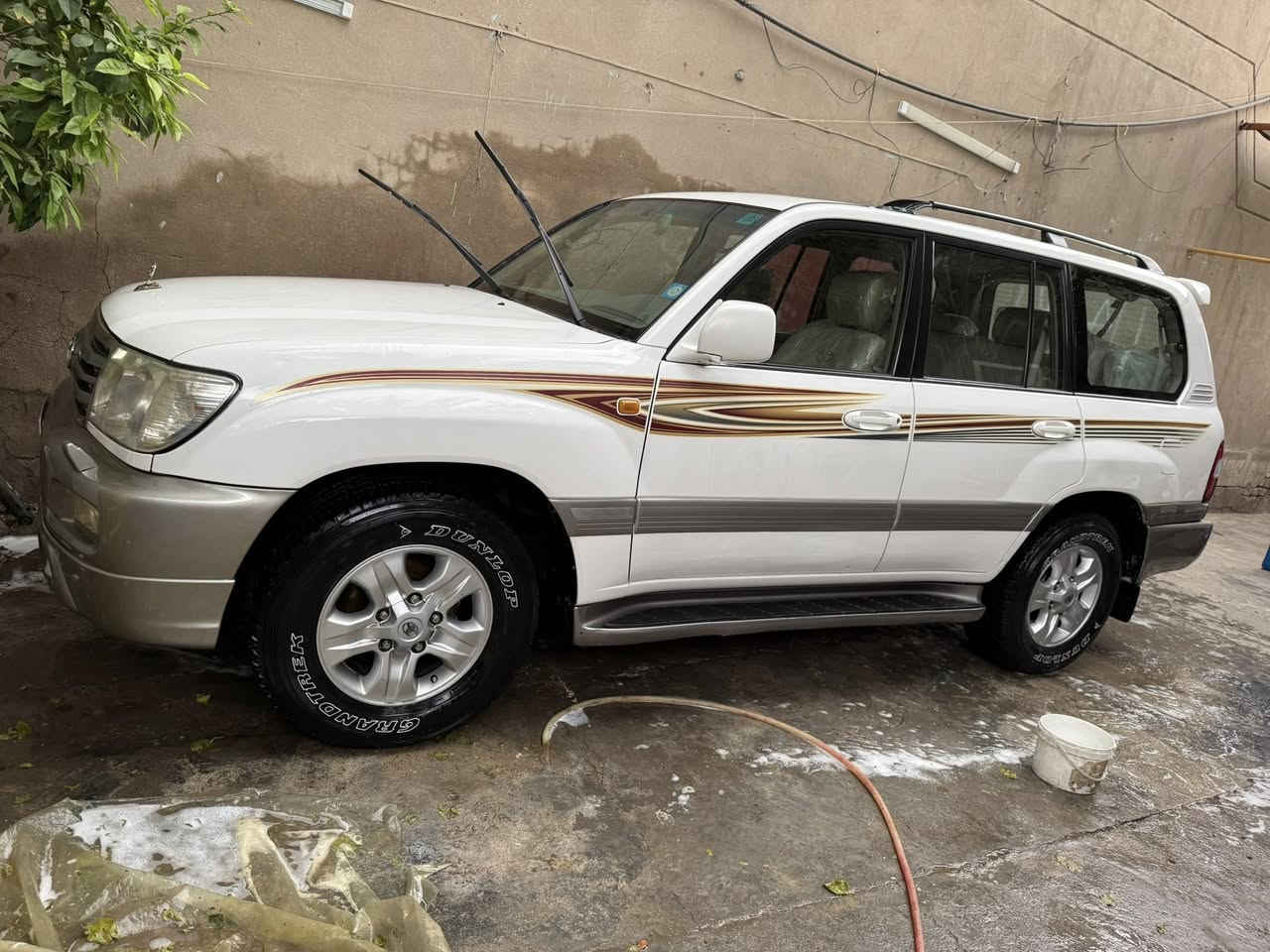 السلام عليكم سياره لاندكروز موديل 2007 لون ابيض سياره مال بيت نضيفه وممشاها قليل 200 وشويه سياره مانقصها ايي شي كشرها نضيف كلش كير اكسل بلاد مكينتها تخبل طختها جاملغ فقط ومبينه ب السونار رقم صاحب السياره *********** مكانها بغداد الاتصال من الثامنه صباحا متوفر الى حد 10 مسائا سعرها 195 ومجال كلش كلش قليل لين سياره بلاديه
