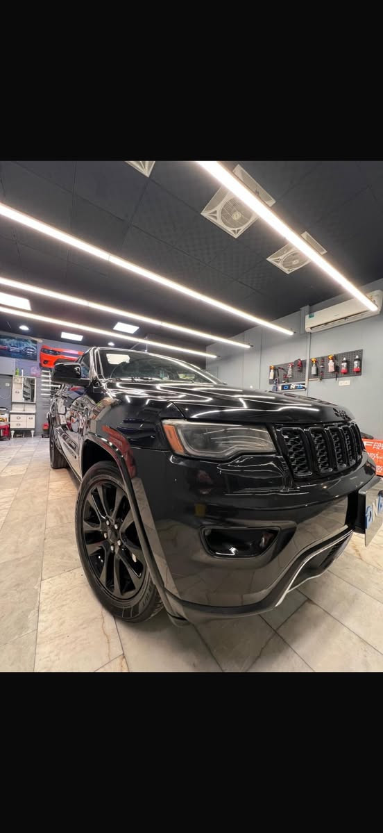 جيب بلاك توب الموديل :_2017
حجم المحرك :_ 3.6 
رقم : بغداد  الدولي باسمي 
الضرر : جاملاغ السايق مبدل قطعه اصليه وجاملاغ عكس سايق مصبوغ  بنيد كفاله لا لغد ولا شاصي ولا ايرباك كله مكفول 
كير مكينه مكفولات
* رادار خلفي 
* بصمه
* كشنات جلد + مخمل  اسود 
* تدفئه  كشنات
* هيتر بالستيرن
* تشغيل عن بعد
* كامره خلفيه
* حساسات اماميه خلفيه
* صندوق كهرباء
* شاشه كبيرة
* 4×4 
* اوتو بارك
* قياده ذاتيه
* اوتو هولد
* ويل كروم اسود حجم 20 
* كشنات+ستيرن كهرباء
* ⁠السيارة متعوب عليه كلش و جاهزة وادامة كاملة  تخم تاير جديد  السيارة احلى من الصور*
العنوان ديالى المقداديه  
 الاتصال * ⁠***********
السعر  195 وبيه مجال
