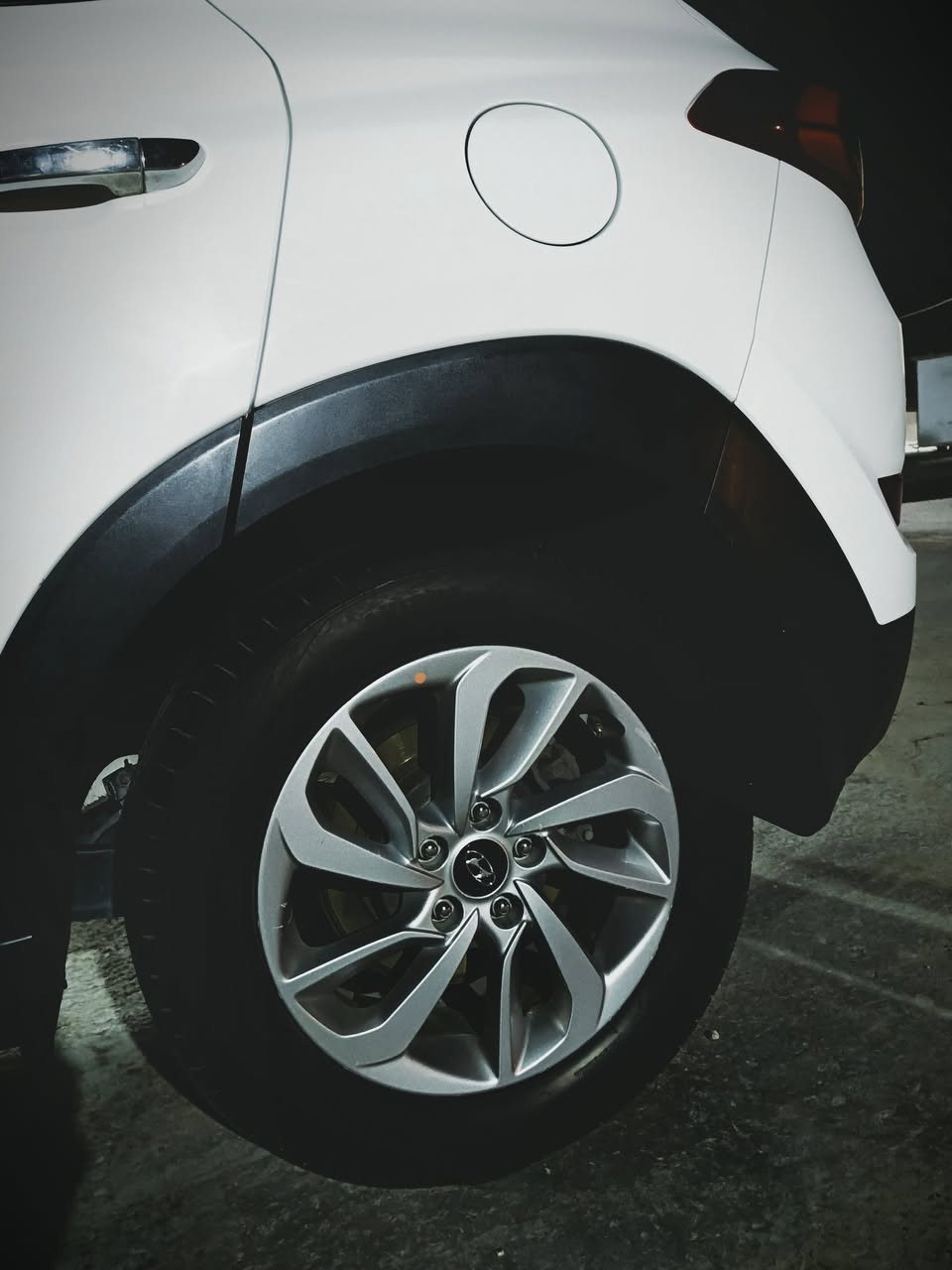 توسان موديل ١٧  خليجي   بنوراما شاشه بلاديه وكامره مري شفط اشاير بالمري مكينه  2000 بسمي تحويل ثاني يوم مبدل بنيد فقط بدون اي ظرر بالجاملغات ١٦٥ وبيه مجال بسيط ***********
