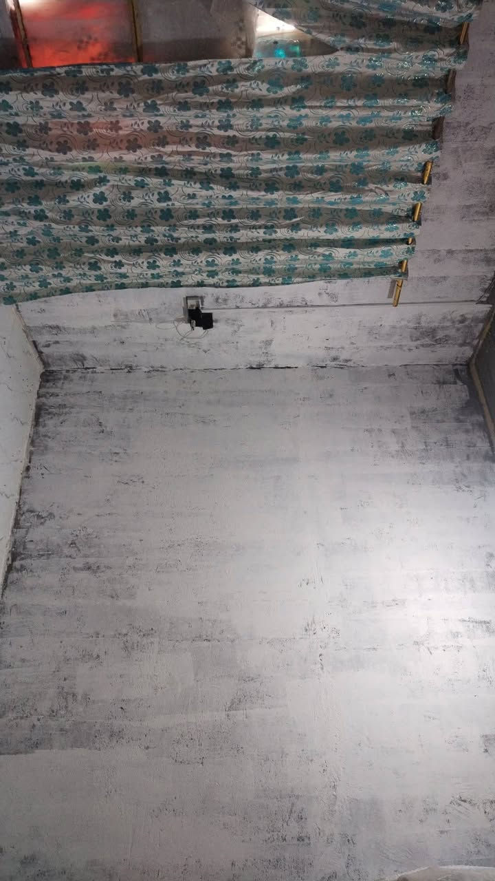 السلام عليكم بيت للبيع بالهارثه شارع المسحب قرب صيطرة الجيش  قريب ع المدرسه الجديده. خدمات مي ارو.  كهرباء  اربع خطوط   البيت بيه. نواقص.  بصيطه. مساحه 350م البيت غرفتين هوول مطبخ ديوانيه صحيات داخليه وخارجيه.  قريب. ع شارع العالم ثالث بيت هاذه رقم. ***********
