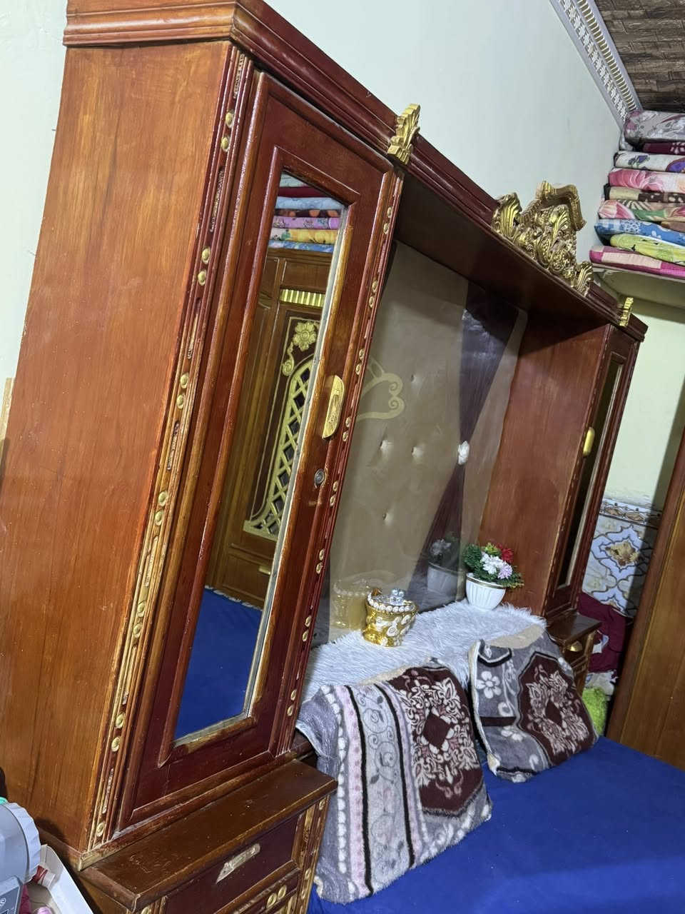 سلام عليكم 
غرفه نوم تسگام عراقي تتكون من خمس قطع 
كنتور 5باب جربايه +مسرح مرآة ميز تواليت (زاوية)  نضيفه جدا مابيه شخط انضف من الصورة السعر 750وبيه مجال 

المكان قضاء سومر 
***********
