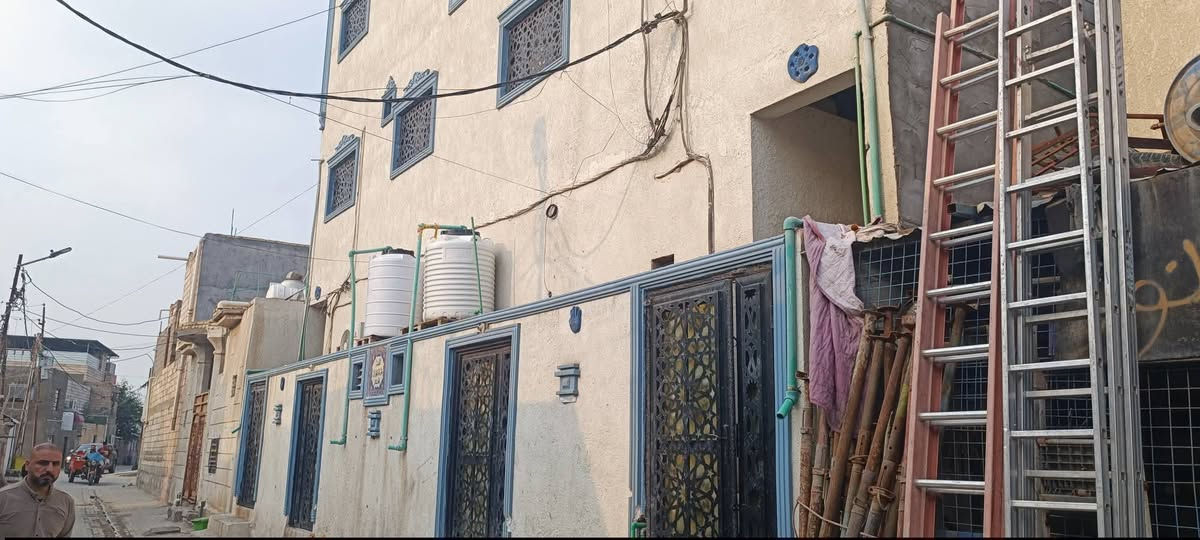 للبيع عماره تحتوي على ٦ شقق مؤجره مكانها البصره العاليه مركز المدينه . . وارد الإيجار بالشهر ٢ مليون  . . يعني مشروع استثمار مربح وجيد وبالعافيه عالياخذهه . .  العماره طابو صرف . . بناء سنة (2023) تحويل ثاني يوم بإسم المشتري . . 
للإتصال : *********** واتساب .

