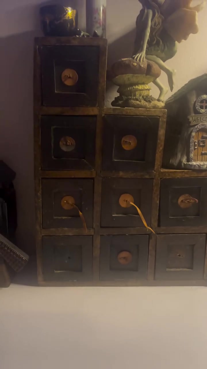 خزانة تحف صغيرة (miniature curio shelf) قديمة جدا خشب ثقيل جدا سعر 25 قفل


**إذا كنت صاحب هذا الإعلان وتريد حذفه لأي سبب، رجاءا أرسل رسالة إلى الدعم الفني**