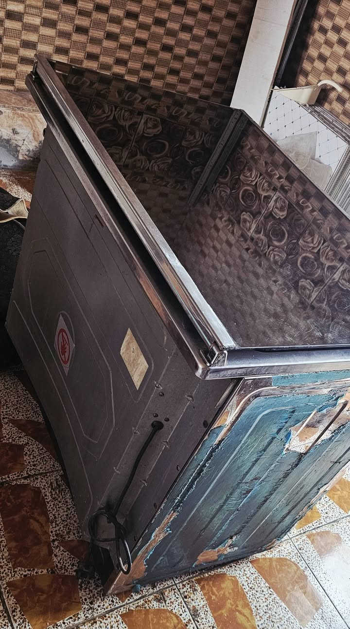 السلام عليكم 
طباخ مستخدم نضيف شغال
5 عيون والفرن فوك وجوة
سعرة 175 وبي مجال
***********
