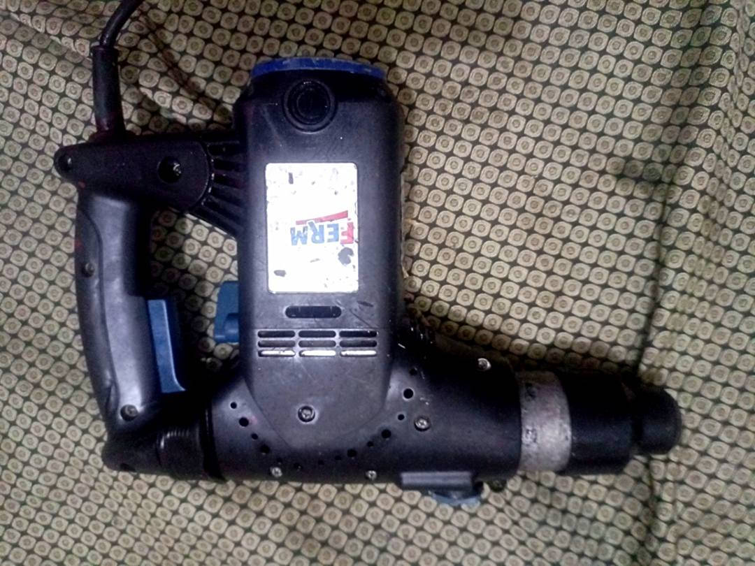 سلام عليكم
كوسرة حجم 230 ملم ماركة تام
نضيفة سعر 50

دريل همر تكشير بالة 
نضيف سعر 35

دريل زرف شواصي قديم ماركة بلاك اندكر
نضيف سعر 150

مكان بغداد البلديات يوجد توصيل
رقم واتساب ***********
