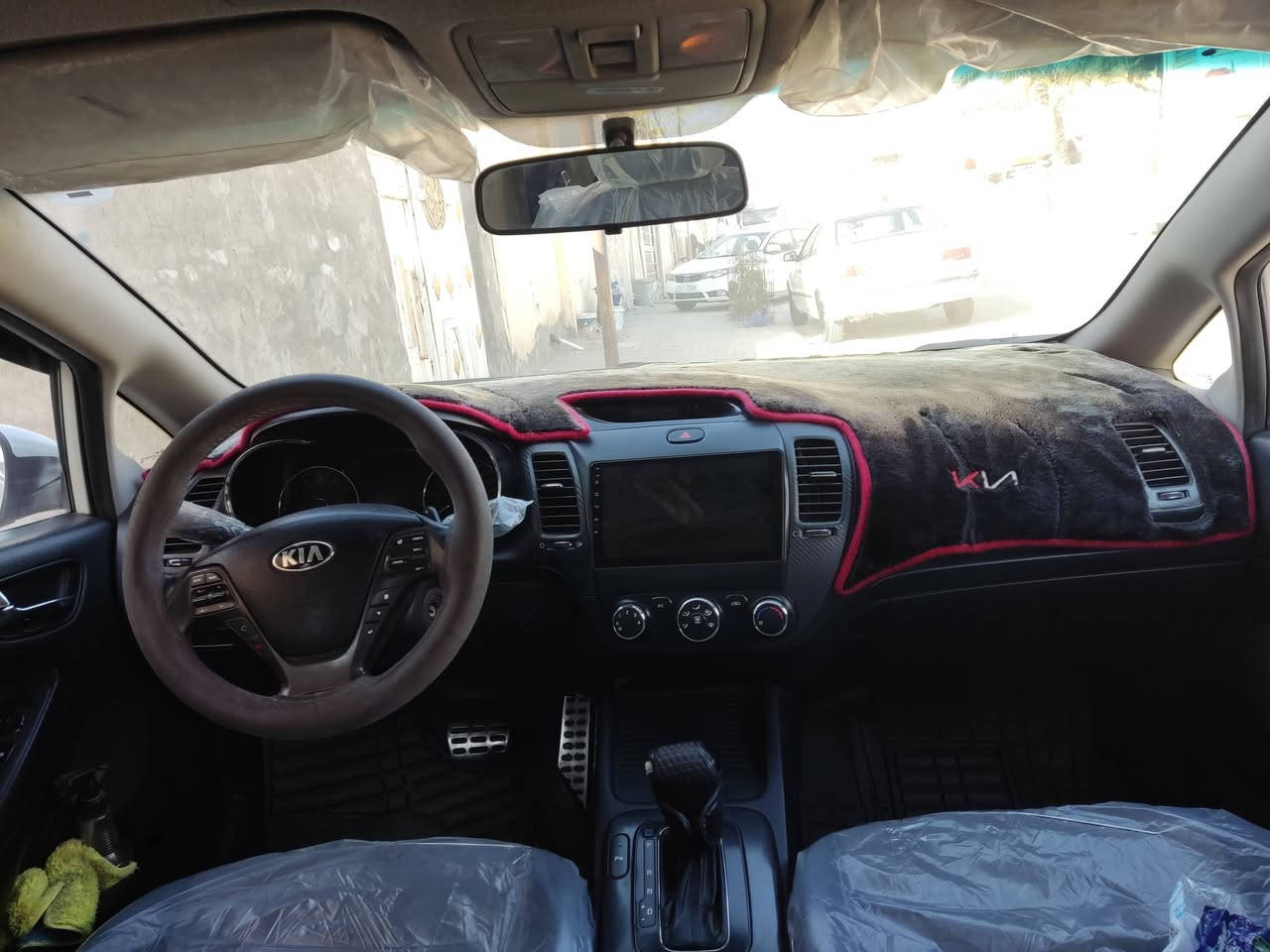 السلام عليكم سيراتو مديل 2014 للبيع 
سياره مكفوله عدا دور جاملغ الخلفي موضح بالصوره وباقي كله مكفول سياره مابيها نقص فول مواصفات عدا البصمه السعر(127)
سنويه لغاية 2028الرقم الجديد انكليزي اربيل 
1_مري شفط 
2_نضامABS
3_كير شفتات_اوتو_عادي 
4_5ويل كروم 
5_3وضعيات قياده 
وباقي المواصفات معروفه 
مكينه 1600 ناعمه 
تخبل سياره ماناقصه شي 
تبريد قطعتين شغال 
تحكمات ستيرن فتحه 
مكانها النجف اي ستفسار.
***********
