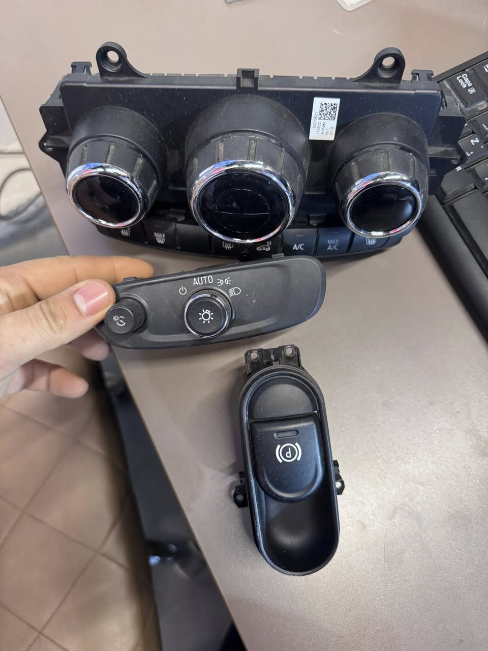 السلام عليكم
تحكمات تبريد
تحكم شاشه 
تحكم لايت 
زر سايدبريك 
للبيع
 تركب على اغلب سيارات مني كوبر 
***********
