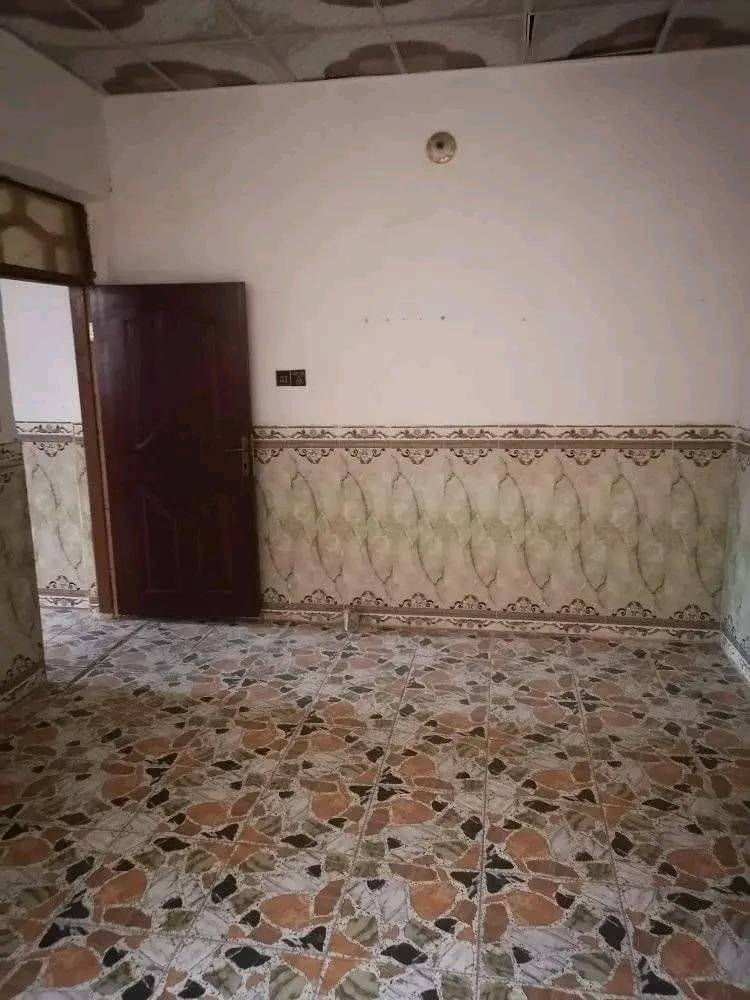 دار للإيجار 100م حي النداء منطقة 59 غرفة وصالة واستقبال ومطبخ وصحيات  من عمود 23 وتنزلون للحي اتصال ***********
