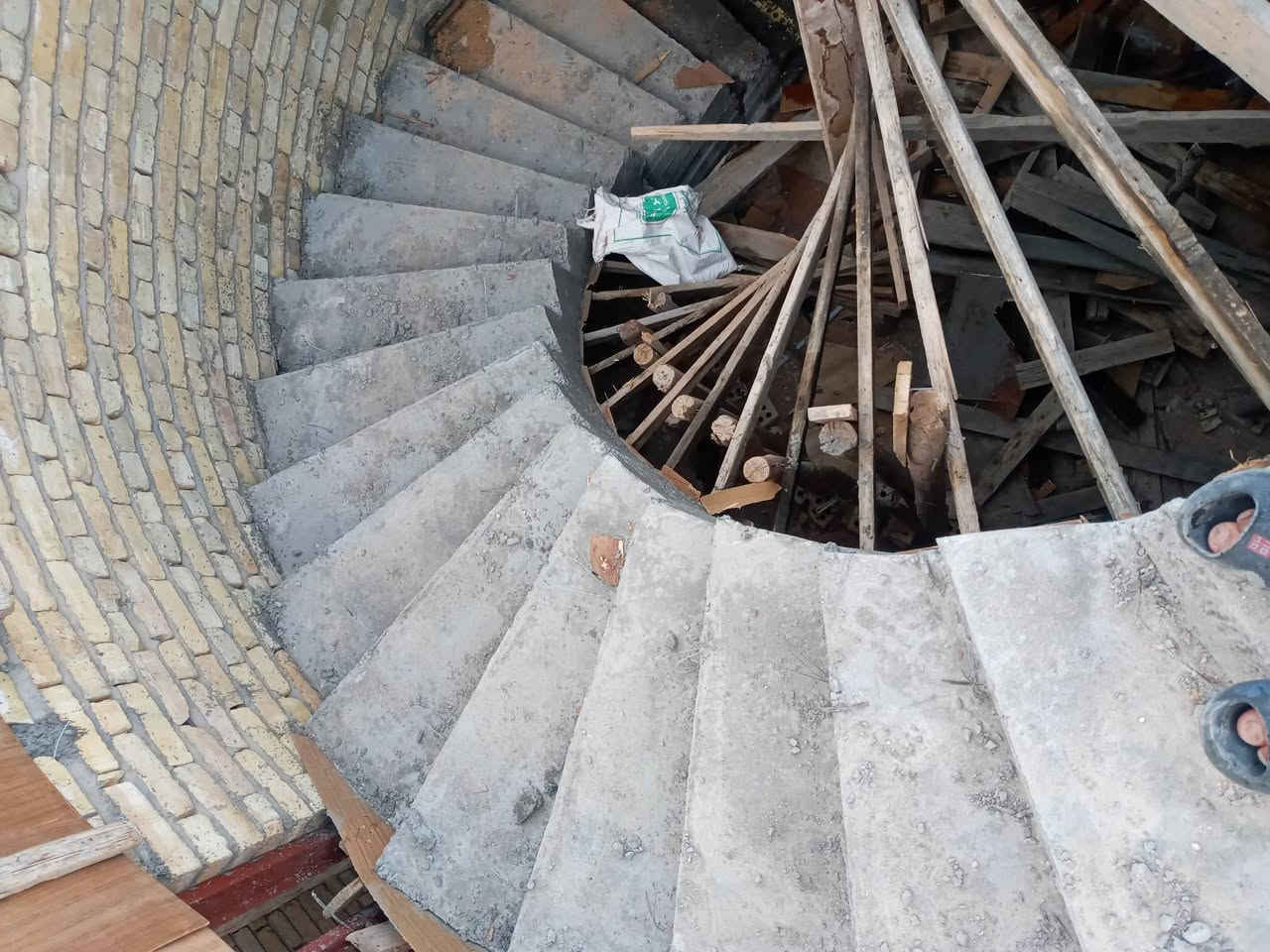 السلام عليكم شغل نظيف درجه اولى خشب نظيف ناخذ حديد ونجاره وناخذ كرسته وعملء موقعنا كربلاء بنايات بيوت رباطات  استفسار على الرقم بي واتساب. ***********كربلاء
