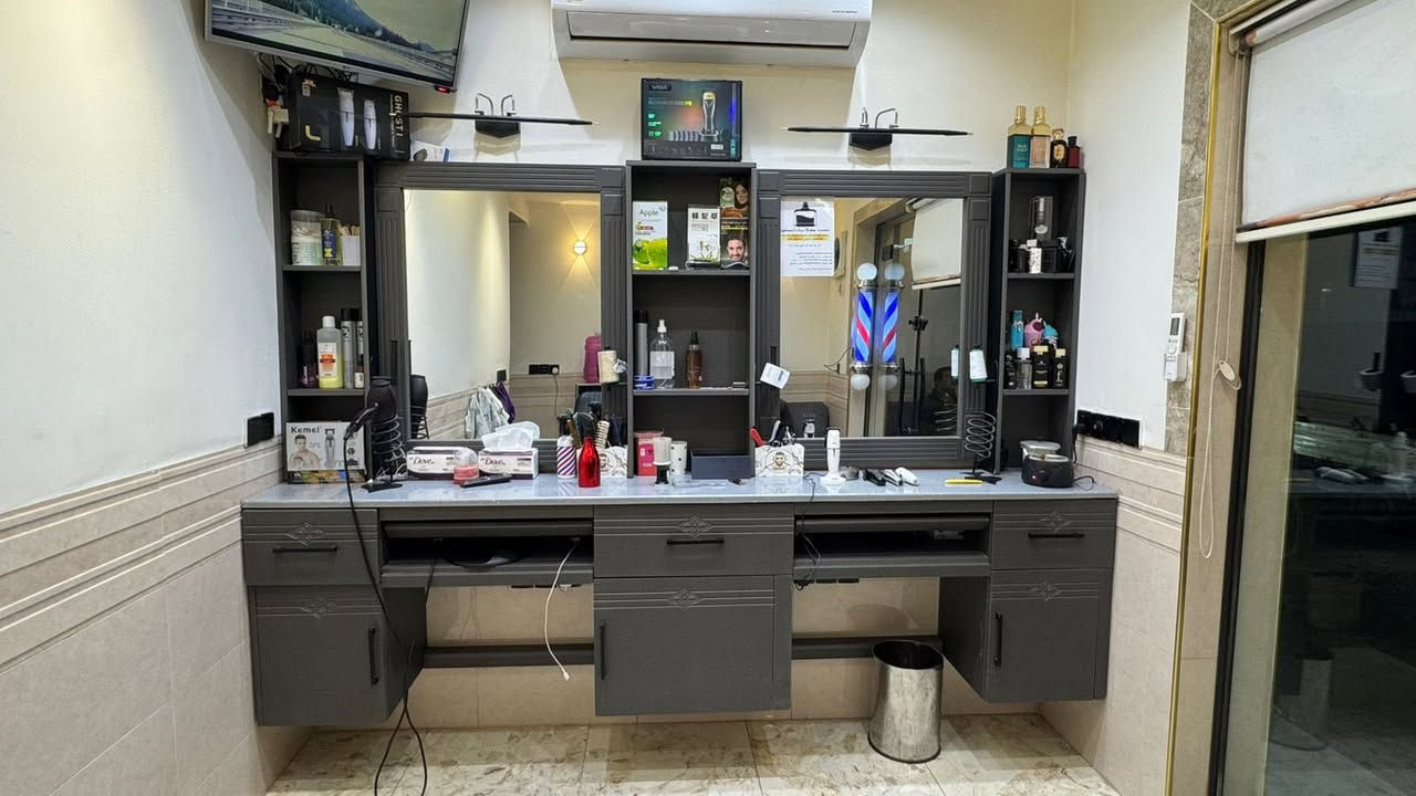 للبيع 
ميز حلاقة مع ملحقاته 
العرض 3متر و10 سم
المنيوم مغلف بالخشب 
HDF التفاصيل داخل الفديو 
للاستفسار 
خاص 
او الاتصال على الرقم 
***********
