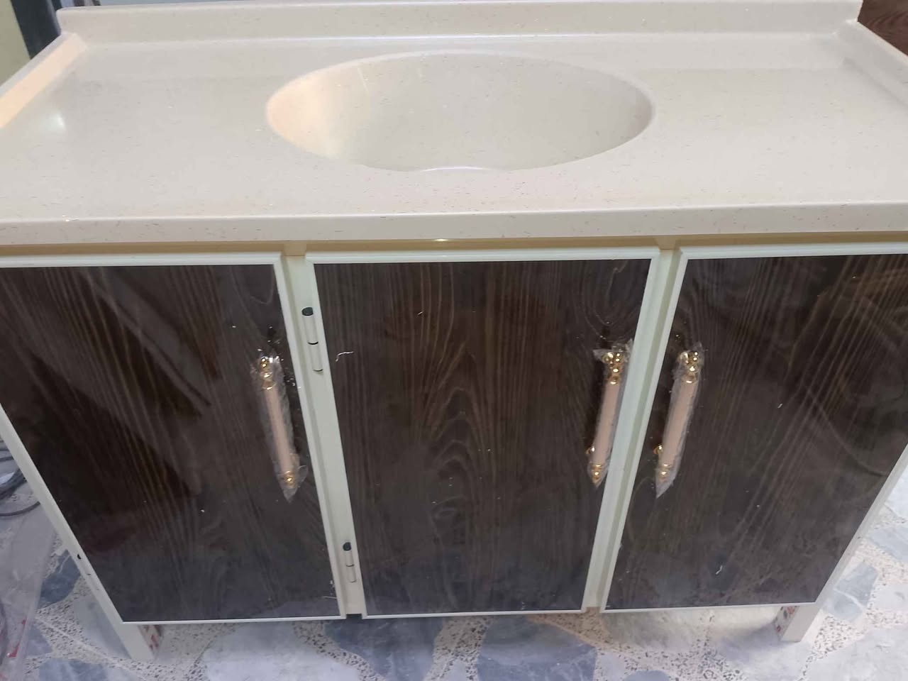 سنكات متروعشرين سعر 160 مرمر جديد ابواب طبقتين مغلف بلاستيك من الداخل ضد الماء ومقوى بجسور تحت الارضيه والرف نرمايد الابواب حفر  توصيل موجود جميع مناطق البصره حجز وتساب *********** و *********** البصرة, العراق
