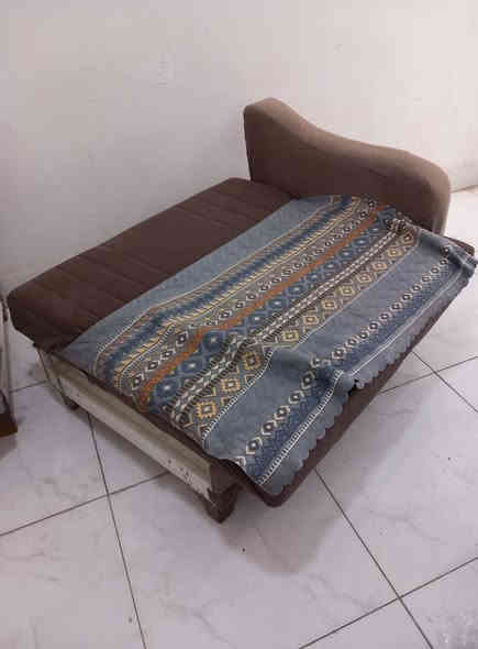 ديوان تركي سرير ومخزن ٨ مقاعد مابي اي عيب نضيفه فول للبيع اي استفسار اتصل *********** خناقين
