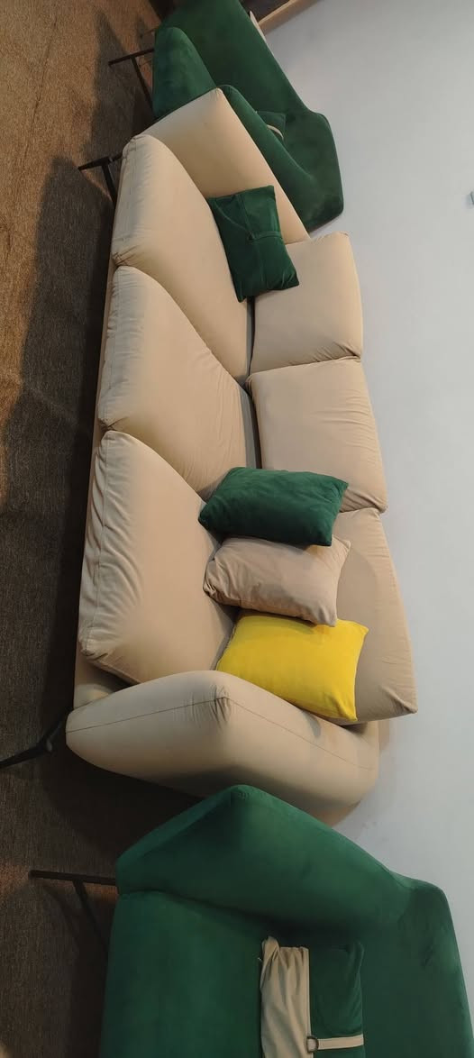 تخم نضيف 10مقاعد واسعه السعر 550 مكان حي الجهاد للاتصال ***********
