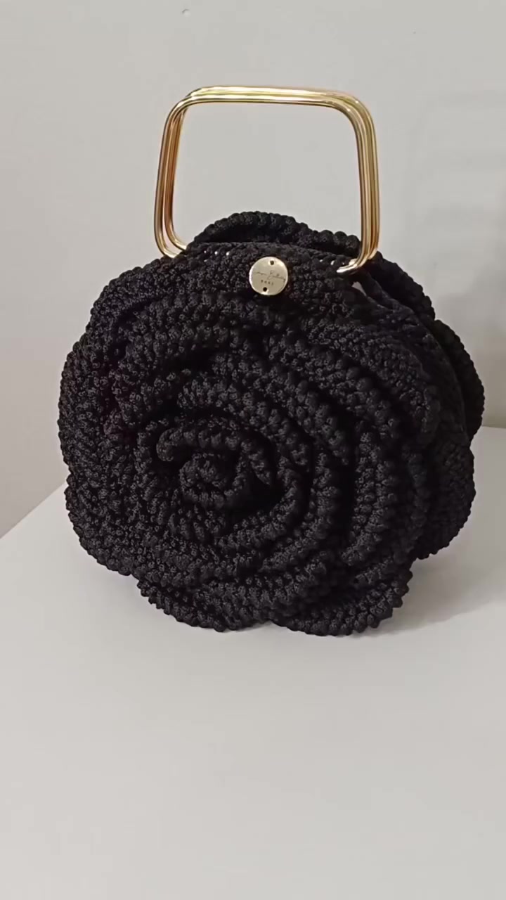 👜✨
حقيبة يدوية من الحياكة بتفاصيل أنيقة ولمسة ناعمة، تصميم مميز يناسب كل الأوقات 💗
صنع بحب ودقة… وطلباتكم حسب الطلب 🌸


**إذا كنت صاحب هذا الإعلان وتريد حذفه لأي سبب، رجاءا أرسل رسالة إلى الدعم الفني**