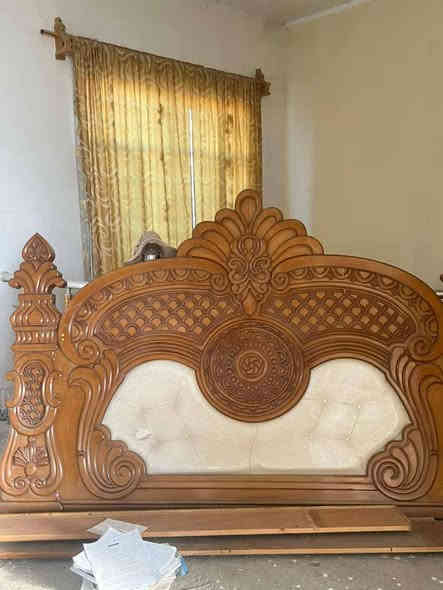 السلام عليكم غرفه اخشاب درجه اولى صاج داخل خارج للبيع السعر ٩٠٠ الاتصال على الرقم ***********
