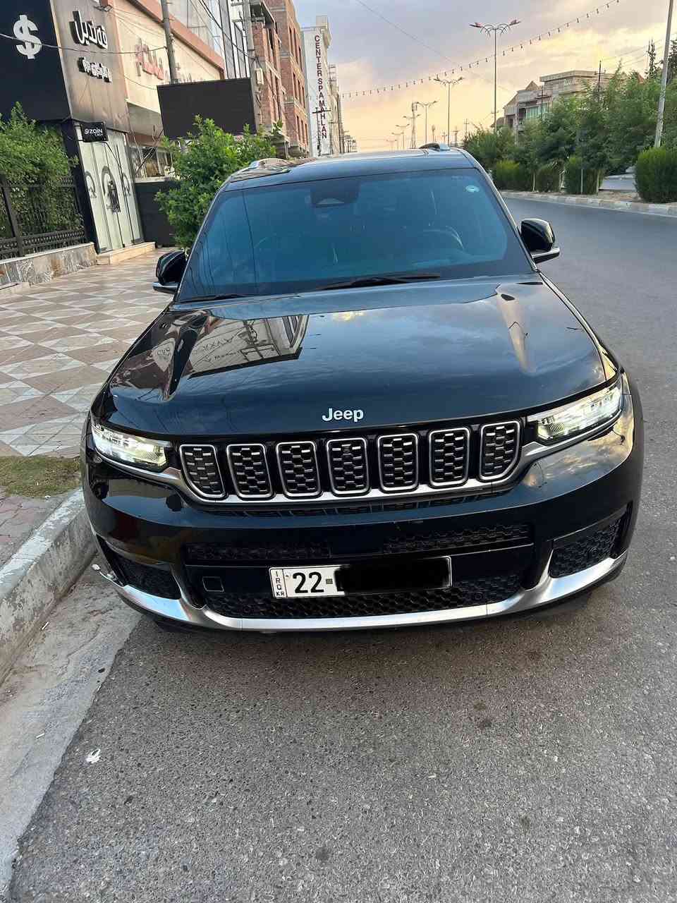 مواصفات سومت جيب
سلام عليكم اخوان التواصل ع الموبايل ممتواجد على الفيس ***********
جيب كراند شيروكي فئة سومت 
لون اسود شذرة
موديل 2021 طويل 7 راكب 
ماشية 36 الف ميل
المواصفات :- 
*كراسي كهرباء تدليك ومساج للسايق والراكب مع التدفئة والتبريد وخزن ميموري مع تحكم كهربائي بالمقعد والحاضن 
* الكراسي الخلفية تدفئة .
*لون الداخل جلد فاخر اسود مع تطريز مع تخشيب 
*داتا شو عرض على الزجاج الامامي
*كاميرات محيطية وامامية وخلفية مع وجود بخاخات ماء كهربائية على الكامرات الخارجية للتنظيف
*كاميرا ليلية داخل الكيلو متر
*كاميرا في المراة الداخلية 
*كاميرا عائلية داخل السيارة 
*المحرك V6.  3.6L .
* دفع رباعي 4x4 . 
* قيادة ذاتية 
*توقف ذاتي امامي وخلفي عند الاحساس بالتصادم
* رادارات من جميع الجهات
* تحذير الخروج عن المسار 
* مستشعر نوم السائق مع نظام التوقف الآلي 
* تحذير النقطة العمياء
* نظام تحذير عند تجاوز السرعة المحددة. 
* نظام تقليل الضجيج داخل المقصورة. 
* إنارة محيطية بعدة الوان عليا وسفلى 
* شاحن موبايل وايرلس. 
* تعديل وضعيات مقود السائق كهربائيا مع تدفئة المقود 
* كل المرايا تعتيم ذاتي 
* المرايا الجانبية قابلة للطي كهربائيآ و قلاب عند الرجوع
* نظام الصوت من alpine مع 18 سماعة. 
* ويل قياس 20 انج .
* سقف بانوراما .  
* شاشه كبيرة 10.1 انج . 
* نظام الخرائط (GPS) .
* عرض خرائط الطريق على لوحة القيادة.
* لوحة القيادة بقياس 12 أنچ.  
* المصابيح الأمامية زنون فول لد والحاجب ابيض لد 
*المصابيح الامامية تفاعلية مع الستيرن
* كشافات الضباب زنون . 
* دخول ذكي. 
*ترحيب السيارة عند الاقتراب
* بصمة على 5 ابواب للدخول الذكي. 
* تشغيل عن بعد و تشغيل التبريد او التدفئة عن بعد 
* الصندوق الخلفي كهربائي .
* فتح الصندوق الخلفي مع حركة القدم.
* فرش المقصورة الداخلية من الجلد الطبيعي الفاخر
* اضافات من الخشب الطبيعي للمقصورة الداخلية. 
* ستائر للشبابيك الخلفية. 
* انارة داخلية LED متعددة الالوان . 
* حساسات امامية. 
* حساسات خلفية . 
* 7 راكب .
* مكيف خلفي مع وحدة تحكم منفصلة . 
* نظام بريك اوتماتيكي
*نظام كار بلي واندرويد اوتو
*5 وضعيات قيادة اوتو سبورت طرق وعرة ثلوج صخور مع نظام ملاحة
*العمل بنظام الاوامر الصوتية
وهواي مواصفات غير المكتوبه

*** سيارة عليها تغليف PPF ضمان 10سنوات مع وصل الضمان***
السيارة وارد امريكي حادثها باب صندوق فقط مبدل بلادي نفس اللون 
الدعامية الخلفية فقط صبغ
السعر 395 ورقة 
السيارة بدون اي نقص وبأسمي 
العنوان بغداد الدورة
