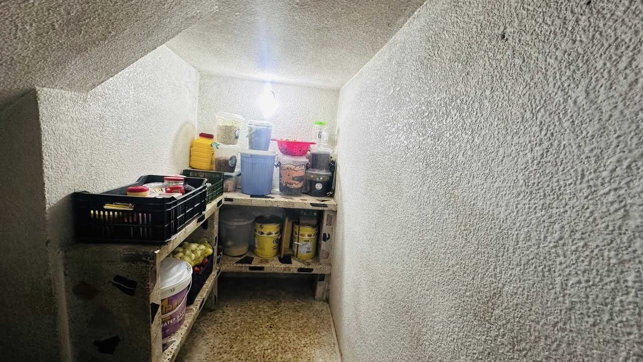 #عروض_مكتب_دعاء_الخير_للعقارات 🏡

للبيع بيت 

بحي الميثاق 

مساحة 300 متر واجهة 15 متر 

طابقين قريب ع شارع العام 

خمس غرف نوم غرفة سويت 

هول وستقبال غرفة طعام 

مطبخ ومخزن 

صحيات بطابقين 

// للأستفسار  

الاتصال 📞

***********

***********

***********

***********
