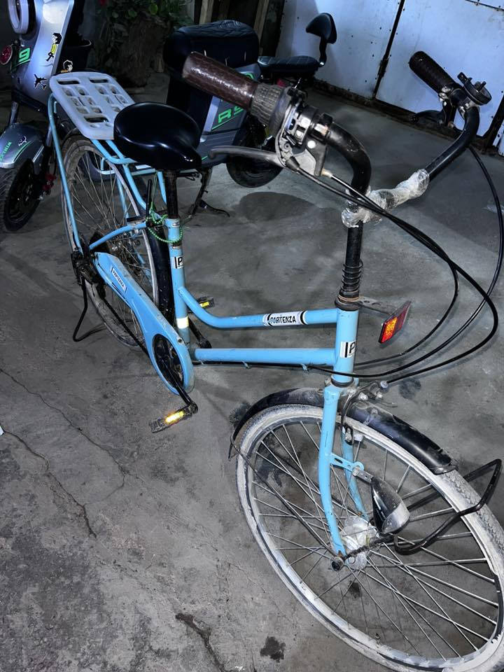 السلامو عليكم من رخصن الادمن بايسكل سياحي باله للبيع حجم 26 كلش نضيف السعر 100 بي مجال للشراي العنوان البصراه العشار متواجد واتساب ***********
