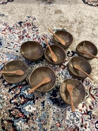 مواعين جوز هند طبيعي 100‎%‎ جدد غير مستخدم   العدد 8   فقط وحده بيها ف...