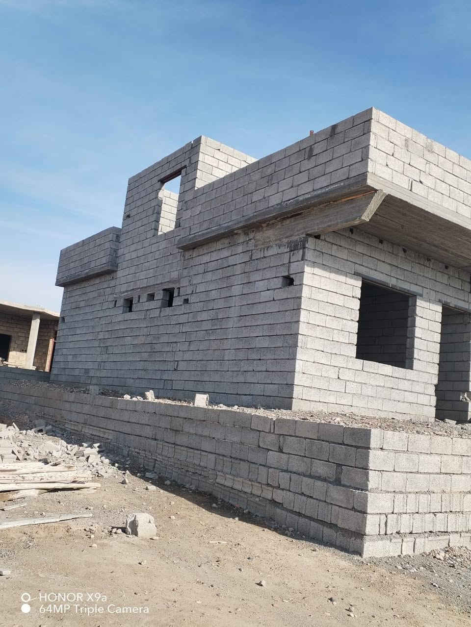 بيت مصبوب من فوك بناء حديث يم بيت مؤيد الحاضر وبليبل ابن صالح الساده المساحه 1600واصل مي للكاع وموجود قصطل مي صب هم كامل الخريطه رقم واحد السعر حسب المراهم والقناعه ***********
