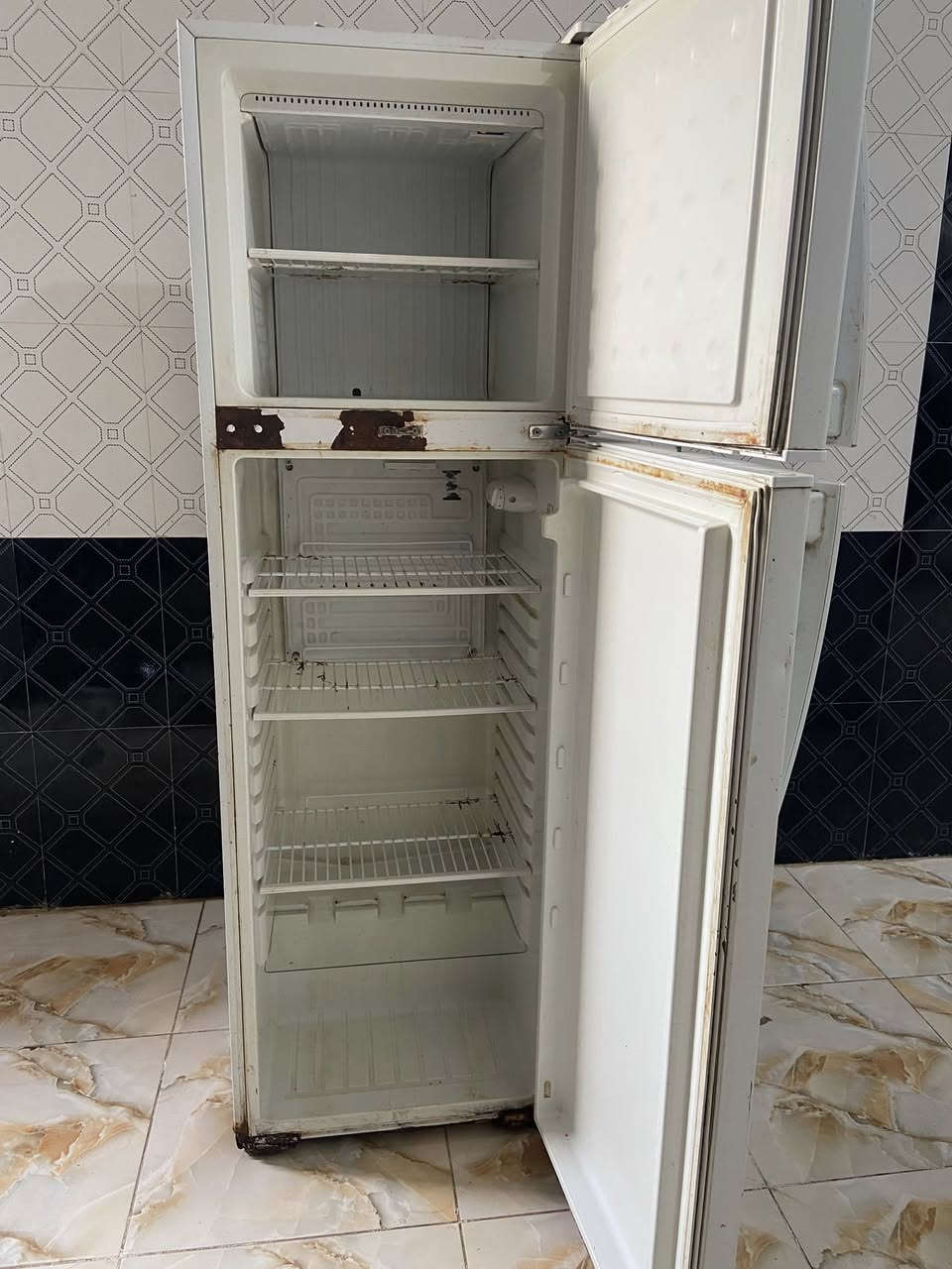 للبيع ثلاجه شغاله و تجمد
السعر 125 و بيها مجال 

للتواصل ***********
