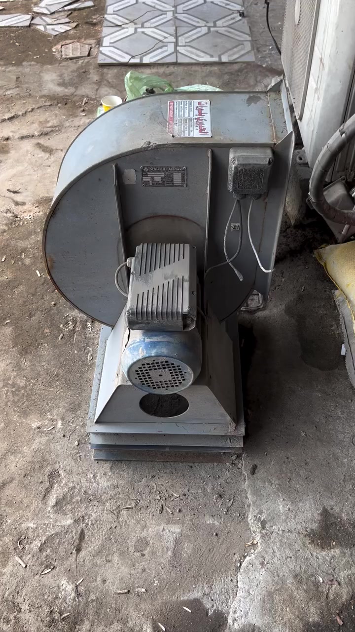 غراض مطعم للبيع شوايه مزدوجه نضيفه السعر ٦٠٠ وبيه مجال ماطور ساحبه كبيره مكينه معجانه ايضا ابواب بيبي سي الضهر امرايه سعر الباب ١٥٠ عدد الابواب ٧ مختلف الاحجام ماطور ونج مستعمل شغال السعر ٣٠٠ للتواصل *********** مكاني بغداد
