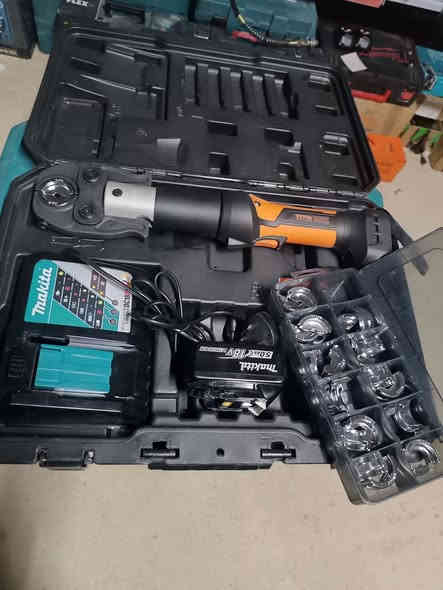 للبيع
كابيسه ترامل 
كامل 
جديد 
ملم10 الي. 300ملم
يكبس
***********
واتساب
