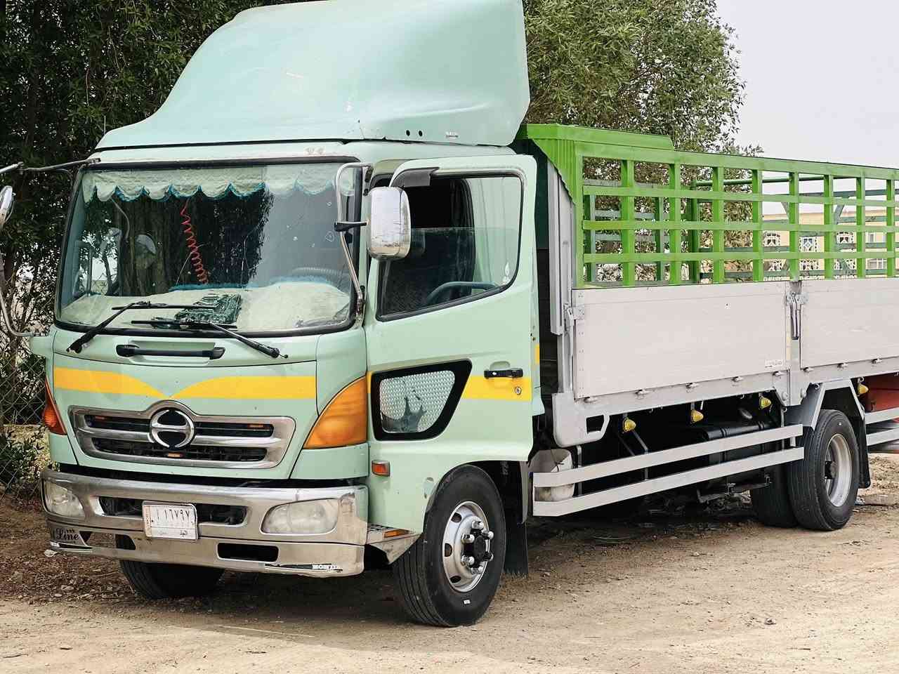 السلام عليكم سياره هينو للبيع موديل ٢٠٠٢ اصل مامعلايه بدي سته وربع تخم تاير جديد حداديه جديده سياره  جاهزه رقم نجف بسمي مشروع وطني مكان كوت مركز مدينه رقم ***********
