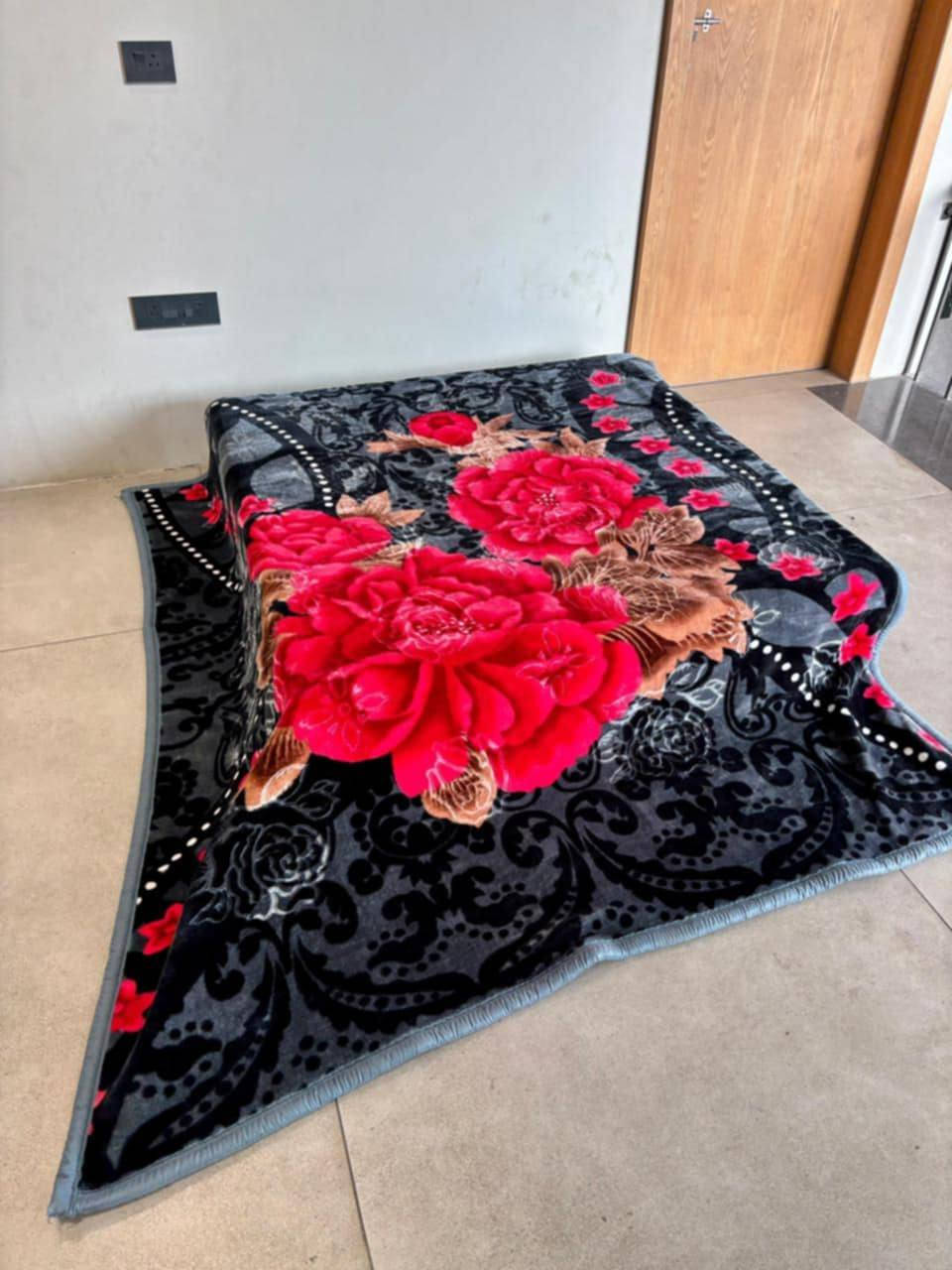 السلام عليكم  توفر لدينا بطانيات جيكلاس نفرين متوفر جميع الألوان الوزن 5 ونص كيلو  لل تواصل عبر الأرقام  الاسيا *********** الكورك ***********
