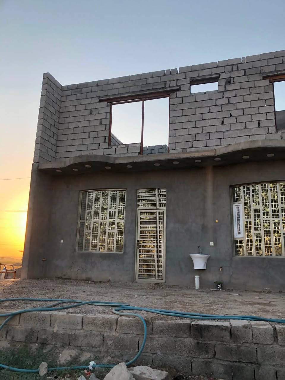 السلام عليكم  بيت اللبيع 
الطابق الأرضي:
مطبخ 5×4
ديوانيه  6×4
صالة 5×6
غرفتين نوم 4×4
حمام خارجي 
حمام  داخلي 2×2
مكان حديقه 
الطابق الثاني: مكامل 
غرفة نوم 4×8 مع حمام
غرفة نوم 5×4
كراج سياره 5×9
ماء وكهرباء نظامية واصلة
الشارع مبلط
منطقة سكنية هادئة
العنوان سموم الكارت 
الاستفسار ‭***********

