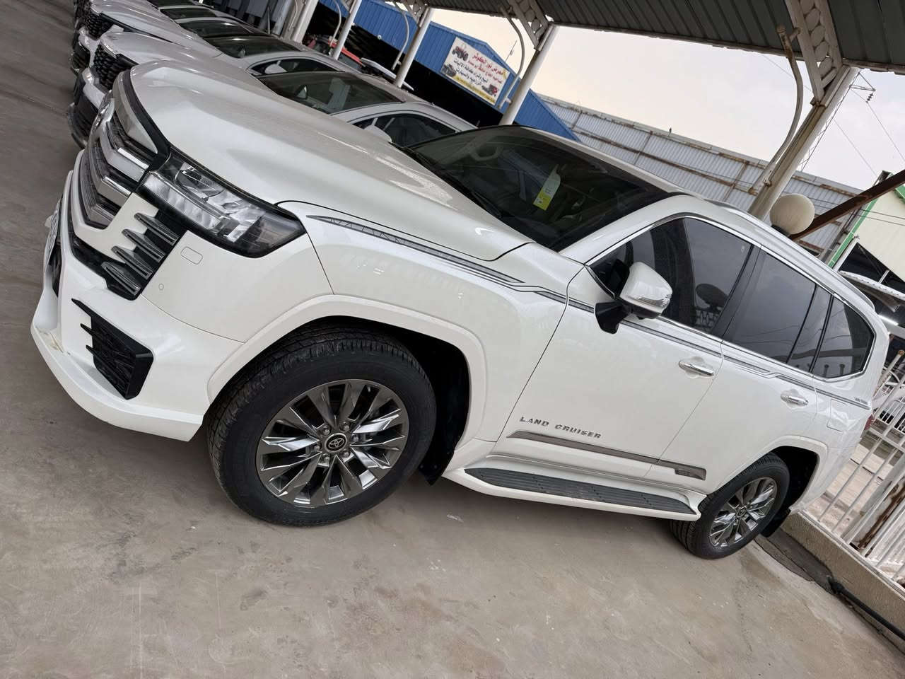 السلام عليكم لبيع لاندكروزر 2023 لمتدد فول اربع كامرات مكفوله كفاله عامه ماشيه 28 الف تضليل سنويه رقم شمالي تحويل وكاله حاضر السعر عند الاتصال وبيك خير وتدلل :***********
