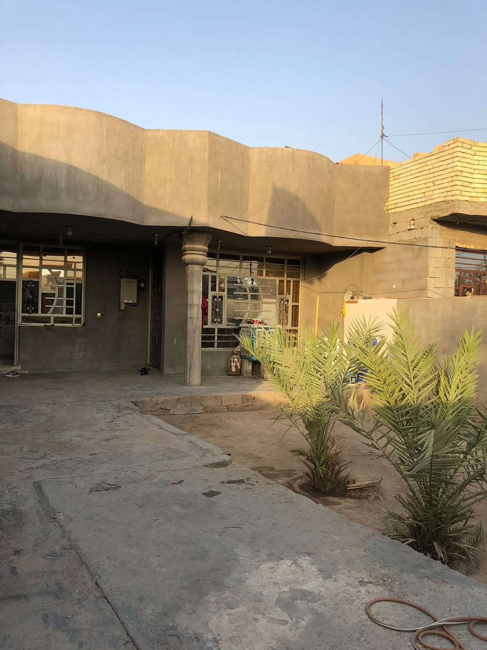 بيت لبيع مساحه ٣٠٠ يحتوي على غرفتين نوم صاله صغيره ستقبال مطبخ صحيات خارجيه وداخليه  حديقه تبليط بل باب كافه خدمات  العنوان بغداد جسر ديالى سايد الواحد  (منطقه الخنساء ). لاستفسار تصال واتساب ***********
