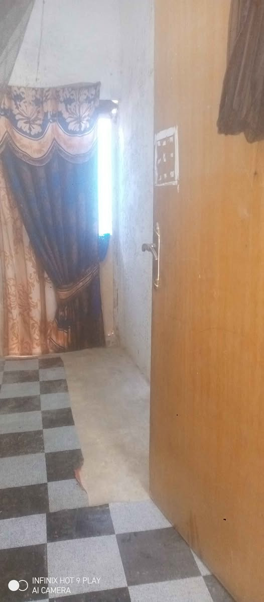 *للبيع بيت.حواسم. في الناصرية حي الحسين*

- غرفة واحدة
- مطبخ
- صالة
- منور
- حمامات
- طارمة
- بيت ركن

*المساحة:* 100 متر مربع

*الموقع:* الناصرية حي الحسين، مقابل مطعم بركات الحوراء

*السعر:* 15 مليون دينار عراقي، وبي مجال للزوار.

*للاستفسار:* يرجى الاتصال بنا على الرقم ***********. Singapore
