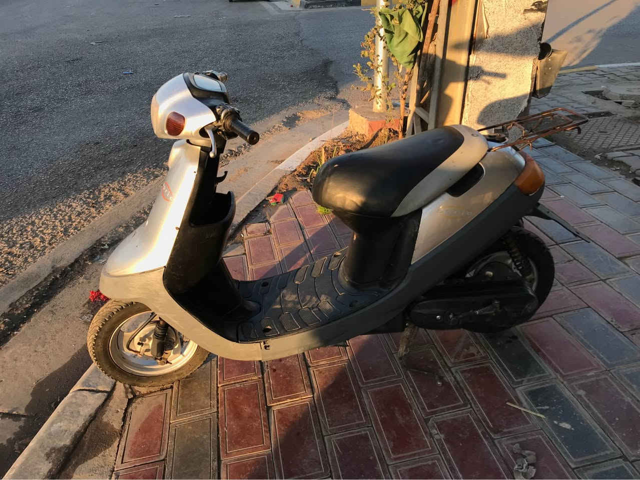 دراجه بطه موديل 2003 الدراجه ما ناقصه شي عله ايدي مفتوحه مره وحده كهربائيات شغاله لبيع او مراوس بجهاز سعره 250 مكاني كربلاء 
*********** كربلاء, العراق
