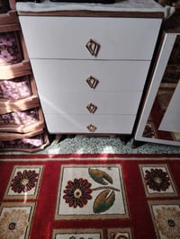 غرفة نوم نظيفة للبيع سبب البيع الانتقال لبيت صغير 07721636415