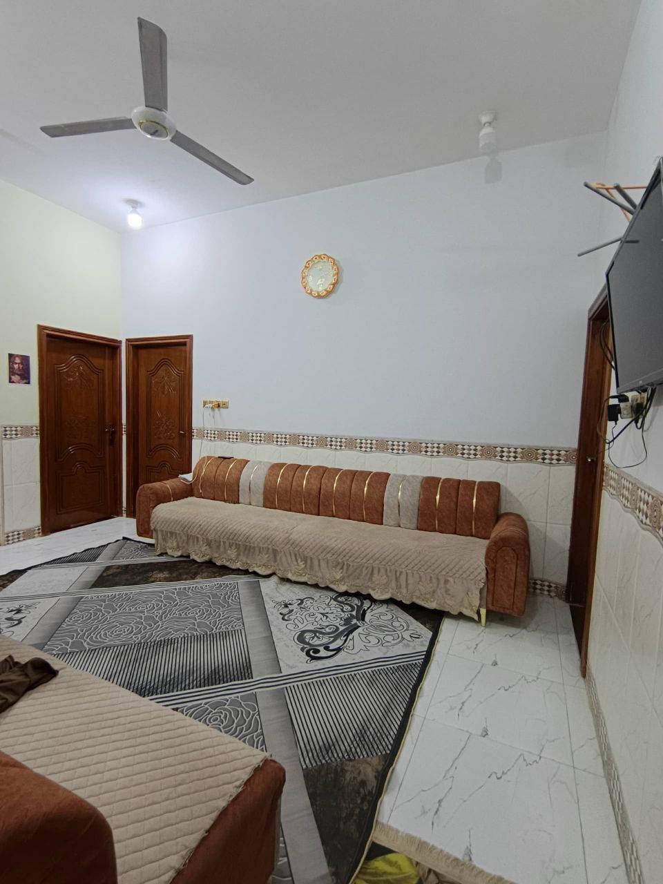 🏡 بيت للبيع مساحة البيت 313 متر طابو صرف زراعي يحتوي البيت على
🔹 3 غرف نوم كبيرة
🔹 2 هول
🔹 استقبال كبيرة جداً للضيوف
🔹 مطبخ
🔹 صحيات داخلية وخارجية 
🔹 حديقة كبيره +كراج للسيارة
🔸 متوفرة جميع الخدمات من ماء وكهرباء
🔸 كلشي متوفر يم البيت من مدارس ومستشفيات واسواق
🔸 مجاري البيت على النهر
🔸 البيت نهاية شارع 
🔸 المنطقة جداً هادئة
💵 السعر 140 وبي مجال 

📍مكان البيت: البصرة -قضاء المدينة -منطقة الوحيد الجديدة -قرب صالون فله

📞 لباقي التفاصيل الاتصال بالرقم ***********

🚫 الاثاث غير مشمول بالبيع
