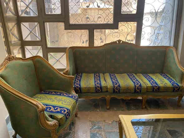 السلام عليكم
قنفات عدد عشر مقاعد +طبله وسطيه +ميز طعام ٦ كراسي +بوفيه + ڤترينه عرض بللون الذهبي خشب زان للبيع
التواصل على رقم 
*********** 
رقم واتس اب 
٠٠٢٠١٠٠٨٨١٧٤٥٤
