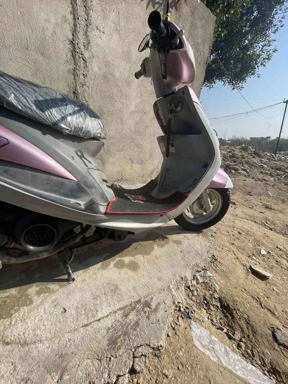 سلام عليكم ماكس منغولي للبيع دراجه جديده ماصارها هواي من طلعتها من لمعرض 49بلاد مامفتوحه وصل معرض بيها سلف وهندر اشاير هورن لايت قفل جنطه كله شغال كيج لبانزين شغال دراجه مامتعوب عليها مكينه ناعمه ختم واحد صالنصه بلاديه الفين و 6  ب 850وبيها مجال قليل هاذه رقمي *********** مكاني كربلاء متواجد عل فيس
