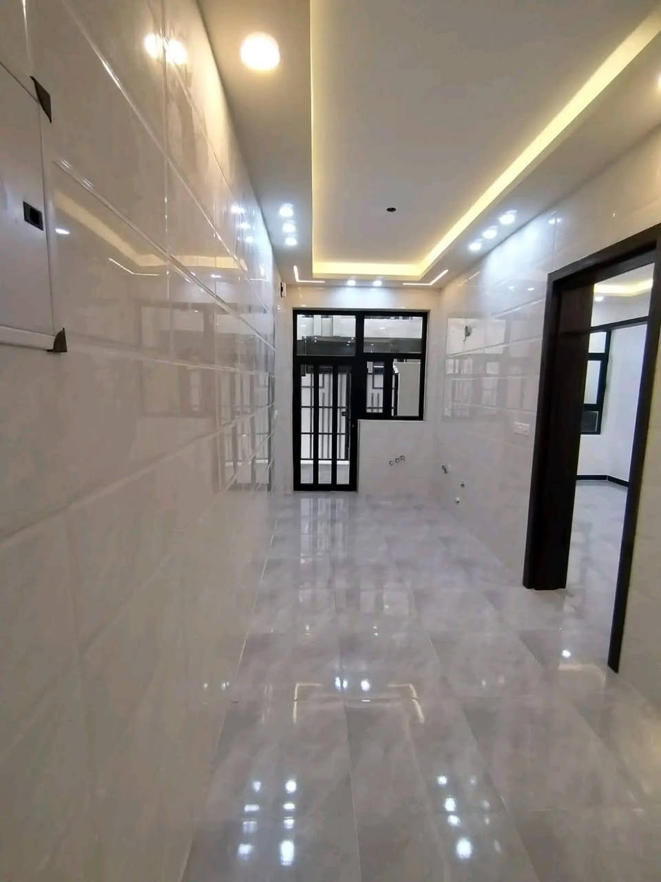 المساحه 100
طابقين. 3.غرف 
وحده جوه. وثنين. فوك. 
حصيات داخليه. وخارجيه 
ايجار. 350
بيع 420 
مكان حي اور قرب المدينه المائيه   ***********
الشراي.  يجي خاص    او الرقم. بي. واتساب.
