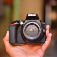 نيكون D5600 • عدسة 18-55 VR • شبه جديدة