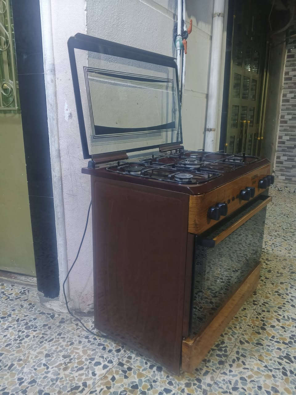 سلام عليكم ورحمة الله وبركاته
طباخ عشتار 5 عيون شغال ونارته حلوه 
فرن قطين بيع مسعجل( السعر 120)وبي مجال
مكاني الرمادي شارع 60 
‏‪***********‬‏
