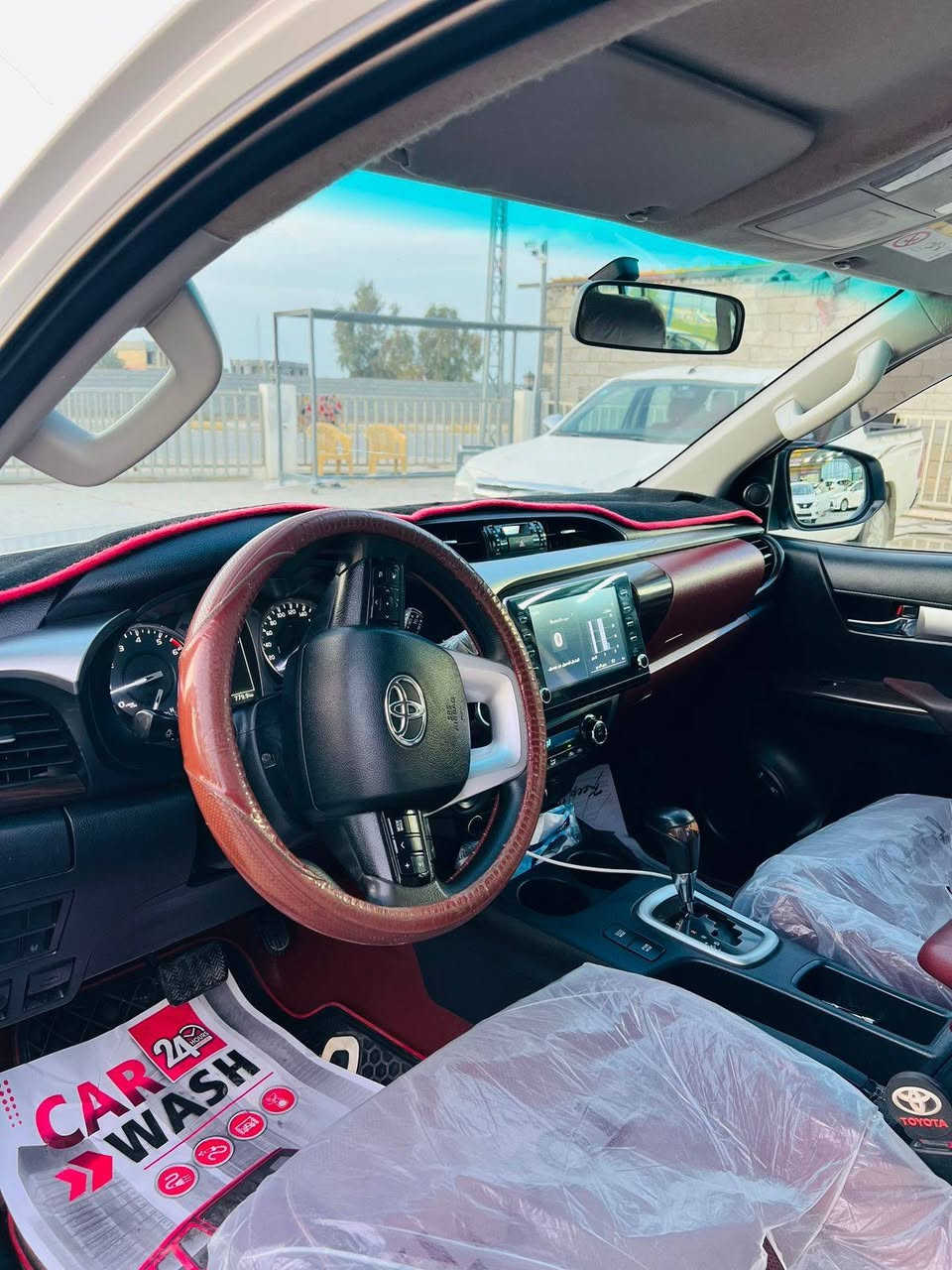 السلام عليكم
تيوتا هايلوكس TRD 

موديل 2021

6 سلندر

 السعر 31 الف دولار وبيها مجال للشراي
مكان السياره الرمادي 

***********
