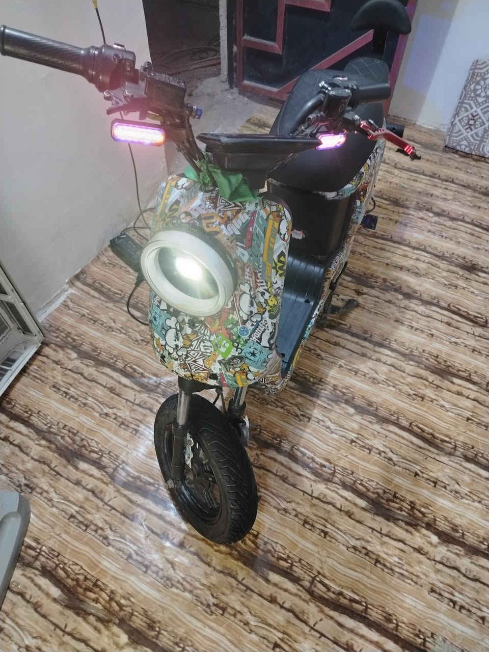 السلام عليكم درجه شحن لبيع r9 موديل 2025 دراجه كامله ما عوزها شي بطاريات  زينات كلشي ما بيها السعر مناسب جدا  مكان الدرجه البصره مراسله فقط وتساب ***********
