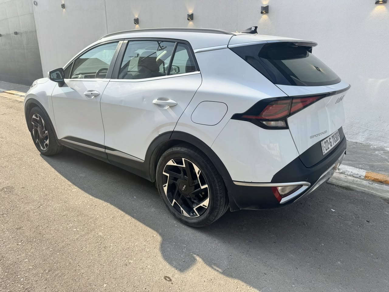 كيا سبورتج ٢٠٢٢ ابيض اللون 
الممشى ٥٥٣٩٨
تدفئة كشنات الاماميه مع الستيرن
مثبت سرعه 
قمارة حديد 
كشن كهربائي للسائق
بصمه واحده فقط
مكفوله من كلشي 
بيها شخوط بسيطه ما مصلحه 
السعر 21,700  
***********
